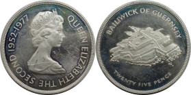 Weltmünzen und Medaillen, Guernsey. 25 Jahre - Regentschaft von Königin Elizabeth II. 25 Pence 1977. 28,28 g. 0.925 Silber. 0.84 OZ. KM 31a. Polierte ...