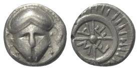 Thrakien. Mesembria.

 Diobol (Silber). Ca. 420 - 320 v. Chr.
Vs: Korinthischer Helm en face.
Rs: META in vierspeichigem Rad, das von einem Strich...