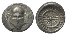 Thrakien. Mesembria.

 Diobol (Silber). Ca. 420 - 320 v. Chr.
Vs: Korinthischer Helm en face.
Rs: META in vierspeichigem Rad, das von einem Strich...