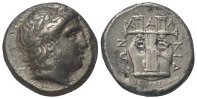 Makedonien. Chalkidischer Bund.

 Tetradrachme (Silber). 357 v. Chr. Olynthos.
Vs: Kopf des Apollon mit Lorbeerkranz rechts.
Rs: Kithara, darunter...