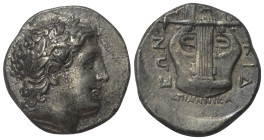 Makedonien. Chalkidischer Bund.

 Tetradrachme (Silber). 351 v. Chr. Olynthos.
Vs: Kopf des Apollon mit Lorbeerkranz rechts.
Rs: Kithara, darunter...