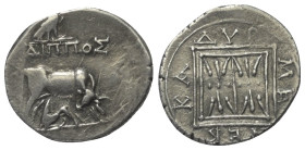 Illyrien. Dyrrhachion.

 Drachme (Silber). Ca. 275 - 48 v. Chr.
Vs: Kuh mit Kalb nach rechts stehend, darüber Adler auf Blitzbündel nach rechts ste...