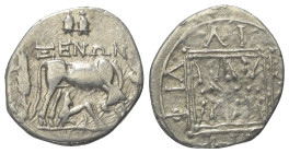 Illyrien. Dyrrhachion.

 Drachme (Silber). Ca. 275 - 48 v. Chr.
Vs: Kuh mit Kalb nach rechts stehend, darüber die zwei Piloi der Dioskuren über Mag...