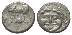 Mysien. Parion.

 Hemidrachme (Silber). 4. Jhdt. v. Chr.
Vs: Stier mit zurückgewandtem Kopf nach links stehend, zwischen den Beinen Muschel.
Rs: K...
