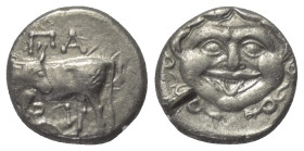 Mysien. Parion.

 Hemidrachme (Silber). 4. Jhdt. v. Chr.
Vs: Stier mit zurückgewandtem Kopf nach links stehend, zwischen den Beinen Theta (?).
Rs:...