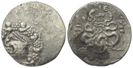 Mysien. Pergamon.

 Cistophor (Silber). Ca. 85 - 76 v. Chr.
Vs: Cista mystica mit halb geöffnetem Deckel, aus der sich eine Schlange herauswindet; ...