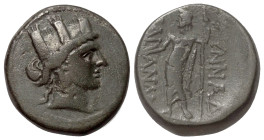 Phrygien. Synnada.

 Bronze. 2. - 1. Jhdt. v. Chr.
Vs: Kopf der Tyche mit Mauerkrone rechts.
Rs: Zeus mit Blitzbündel und Szepter nach links stehe...