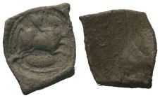Tesserae. Römische Kaiserzeit.

 Bleitessera. 2. / 3. Jhdt. n. Chr.
Vs: Kentaur nach rechts springend.
Rs: Flach.

16 mm. 4,69 g. 
 Sehr selten...