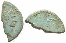 Augustus 27 avant J.C. - 14 après J.C. Moitié de As, Colonia Nemausus (Nîmes), 10-14 après J.C., AE 5.71 g Avers: (IMP DIVI F T) Les têtes nues d'Agri...