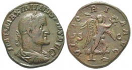 Maximinus I 235 - 238 Sestertius, Rome, 235-238, AE 17.1 g. Avers: IMP MAXIMINVS PIVS AVG Buste lauré, drapé et cuirassé à droite Revers: VICTORIA AVG...