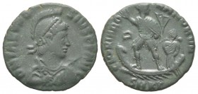Theodosius 379 - 395 Petit Bronze, Cyzique, 379, AE 4 g Avers: D N THEODO-SIVS P F AVG, Buste casqué et diadémé à droite, drapé et cuirassé, tenant un...