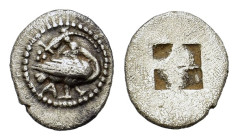 Macedon, Neapolis. 480 - 460 BC. AR Trihemiobol (11mm, 0.90 gr). Goose standing to right, head turned back to left; above, lizard crawling to
left, se...