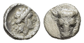 Phokis, Federal Coinage. 354-352 BC. Triobol (12,5mm, 2,00gr.). Head of a bull facing. R/ Φ-Ω Laureate head of Apollo to
right; behind, lyre. BD Lokri...
