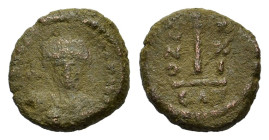 Maurice Tiberius. AD 582-602. Æ Decanummus (14,4 mm, 3,3 g) Catania. D N MΛVRIC - TIb PP ΛVC, cuirassed bust facing, wearing helm with pendilia, holdi...