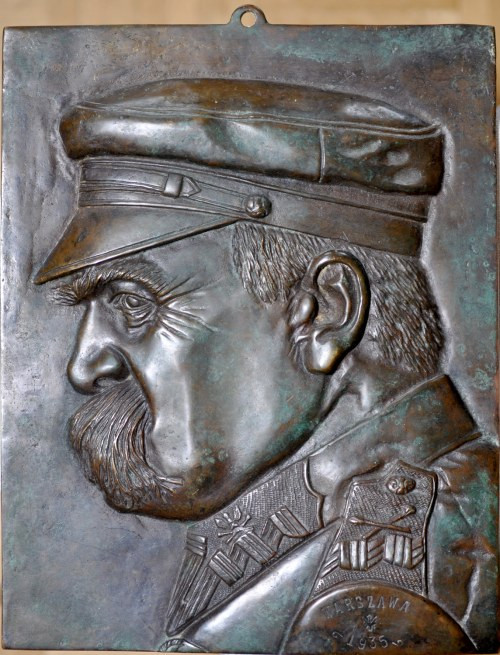 Plakieta nieznanego autorstwa z 1935 roku, poświęcona Józefowi Piłsudskiemu. brą...