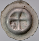 Brakteat guziczkowy, Av.: Krzyż łaciński, po bokach dwa krzyżyki.