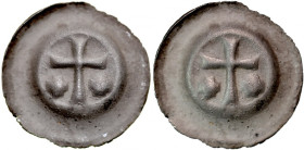 Brakteat guziczkowy, Av.: Krzyż łaciński, po bokach dwa masywne krzyżyki.