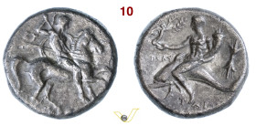 CALABRIA Tarentum (280-272 a.C.) Nomos o Statere. D/ Cavaliere con scudo e giavellotto R/ Phalanto su delfino con Nike che lo incorona e cornucopia; a...