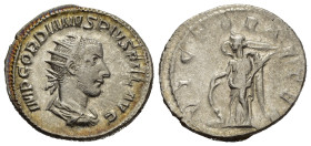 Impero Romano. Gordiano III (238-244). Antoniniano VICTOR AETER; La Vittoria alata stante con scudo e palma, ai piedi dello scudo un prigioniero. Ag (...