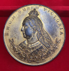 MEDAGLIE ESTERE. GRAN BRETAGNA – VITTORIA (1837-1901), medaglia non portativa, al dritto busto della Regina Vittoria con coroncina volto a sinistra in...