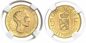 Luxembourg Charlotte (1919-1964) Epreuve en or du 5 francs cupro-nickel - 1962. Tranche cannelée - Frappe monnaie. Légèrement nettoyé. Rarissime - 50 ...