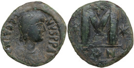 Justin I (518-527). AE Follis, Constantinople mint. Obv. DN IVSTI-NVS PP AVG. Diademed, draped and cuirassed bust right. Rev. Large M between stars; a...