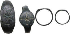 Byzantine. Lot of two (2) bronze seal rings with engraved cross.Inner diameters: 20 mm and 17 mm.