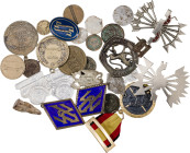 Lote de 27 medallas, insignias, jetones... A examinar. BC/EBC.