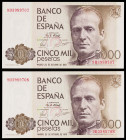 1979. 5000 pesetas. (Ed. E4b var) (Ed. 478b). 23 de octubre, Juan Carlos I. Pareja correlativa, serie 9D, de sustitución. Leve doblez en una esquina p...