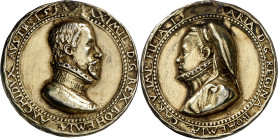 1558. Fernando I. Maximiliano II y María. Medalla. Perforación reparada. Muy rara. Plata fundida dorada. 6,71 g. Ø28 mm. (MBC+).