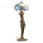 *
Tischlampe, Jugendstil, Frankreich um 1915/20

Patinierte Bronze und Überfang-Glas. Den Schaft bildet eine stehende junge Frau in langem Kleid mit B...