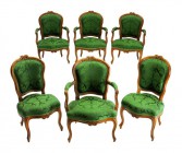 *
Ameublement en Cabriolet, Frankreich, Louis XV.

Buche reliefiert. Rücklehnen mit Maschenbekrönung. Grüner Seidenbezug. Bestand: 4 Fauteuils und 1 P...