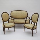 *
Ameublement, Louis-XVI.-Stil

Nussbaum. Reich geschnitztes Gestell mit Bandelwerk und Blattranken. Bestehend aus 1 Sofa und 2 Fauteuils. Beiger, ...