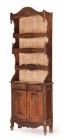 Anrichte mit Tellerbord, Frankreich, 19. Jh.

Laubholz. Zweitüriger Kommodenteil, darüber zwei Schubladen. Reich mit floralen Motiven und Musikinstrum...