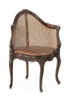 Fauteuil de bureau, Louis XV., Paris, Ende 18. Jh.

Nussbaum. Profiliertes Gestell mit Blütenschnitzerei (gespalten). Sitzfläche und Lehne mit Jonc-Ge...