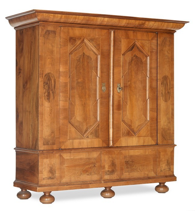 Flachbarock-Schrank, Schweiz, Mitte 18. Jh.

Nussbaum und Nusswurzelfurnier. Zwe...