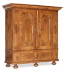 Flachbarock-Schrank, Schweiz, Mitte 18. Jh.

Nussbaum und Nusswurzelfurnier. Zweitürig mit leicht vorstehendem Kranzabschluss. Gedrückte Kugelfüsse, d...