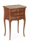 Guéridon/Chiffonière mit Schreibeinsatz, Louis XV., Ile de France, 18. Jh.

Edelholzfurniere auf Eiche. Drei Schubladen, die oberste mit klappbarer Sc...