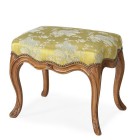 Hocker, Louis XV., Frankreich, um 1800

Nussbaum. Geschweifte Beine, Zarge und Beine mit Schnitzwerk. 44 x 55 x 50 cm