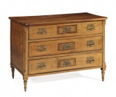 Kommode, Louis XVI., Schweiz, um 1800

Nussbaum und Wurzelmaser. Korpus mit drei Schubladen, leicht geschrägte Kanten, sich verjüngende, runde Spitzfü...