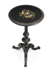 Pietra Dura-Salontischchen, Italien, 19. Jh.

Holz, ebonisiert, schwarzer Stein und farbige Halbedelsteine. Säulenschaft auf drei ausgestellten Beinen...