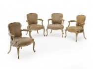 *
Vier Fauteuils, Louis XV., Italien, 18. Jh.

Laubholz. Mit floralen Motiven profiliert geschnitzt und gefasst. Sitzfläche, Lehne und Armstützen mit ...