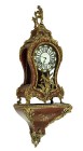 *
Pendule mit Sockel, Louis XV., Frankreich

Geschweiftes Holzgehäuse mit bunten Blumenmotiven auf rosa Grund, reich mit floralen, vergoldeten Bronzeb...