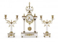 Portaluhr mit zwei Kerzenstöcken, Louis-XVI.-Stil, Frankreich, um 1900

Alabaster und Bronze. Vier Säulen tragen das im Giebel eingesetzte Uhrengehäus...