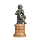 ITALIENISCHE SCHULE 17./18. JH.

Musizierender Putto

Patinierte, helle Bronze. Er spielt die Panflöte und sitzt auf einem Säulenstumpf-Sockel. H (mit...