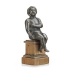 SÜDDEUTSCHE SCHULE UM 1600

Sitzender Putto

Patinierte Bronze mit Resten einer Lackpatina. Holzsockel. H (mit Sockel) = 18,5 cm

Provenienz:
Schweize...