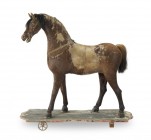 *
Pferd auf Stand mit Rollen, 20. Jh.

Naturalistisch ausgeformt mit Pferdefell (stark abgenutzt). Eingesetzte Glasaugen. 135 x 130 x 50 cm