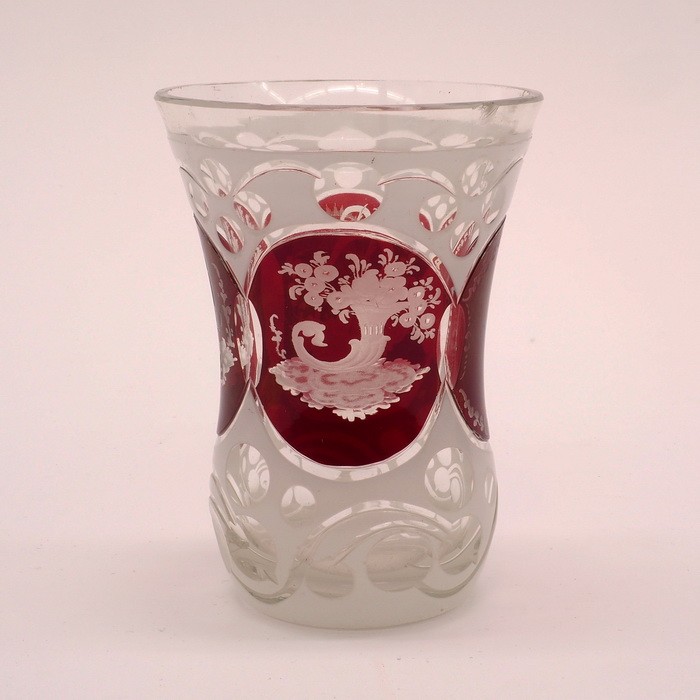 *
Becher

Farbloses Glas mit weissem Überfang und Schliffmedaillons rubinrot ...