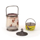 *
Bonbonnière und Zuckerdose, 1. Hälfte 20. Jh.

Bonbonnière mattiertes Klarglas mit Blumenmalerei (ohne Deckel) die Zuckerdose aus grünlichem Glas...