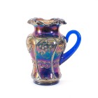 *
Jugendstil-Henkelvase, Böhmen, um 1920

Blaues Glas, golden irisiert. Profilierter Misteldekor, gewellter Rand. H = 25 cm